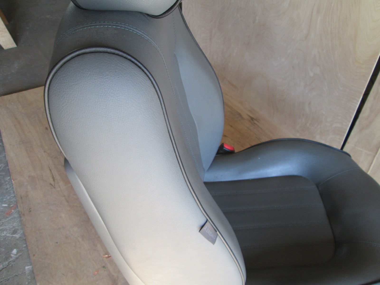 Maserati  Quattroporte -  RH / Driver Seat (grey black trim ) w/ Rails / Guides 