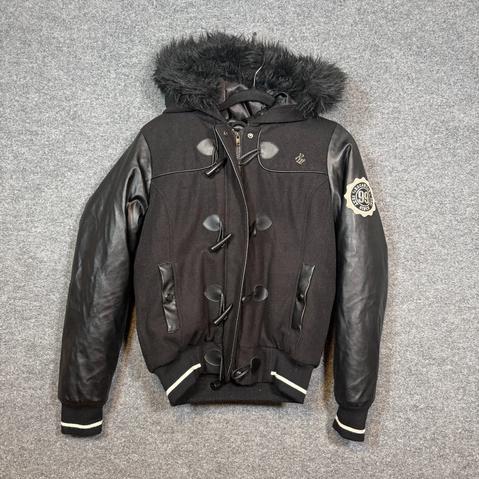 Jaqueta Rocawear Feminina Bombardeiro Média Vintage Y2K Bordada Cropped Pele com Capuz - Imagem 2 de 4