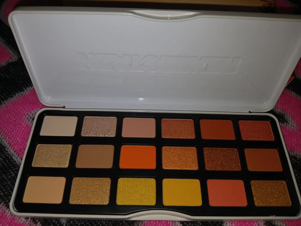 NEW IN BOX! Morphe Heatseeker Eyeshadow Palette 18 Colors New In Box - Image 4 of 4
