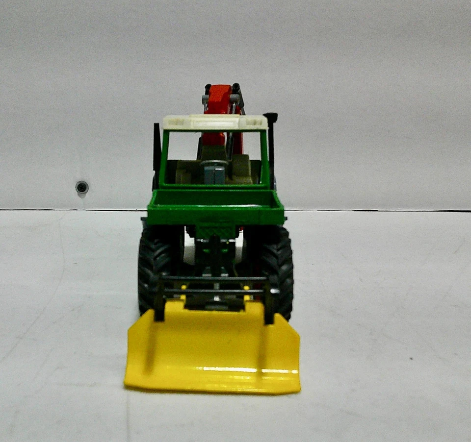 1/32 Siku Fendt forestry tractor with grapple. No box. - Image 4 of 4