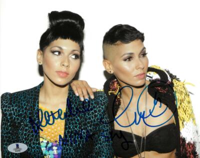 Nicole Albino/Natalie Albino Signed Autographed 8x10 Photo BECKETT #