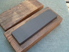 Slate oilstone / razor hone, sharpening stone, in wooden box.