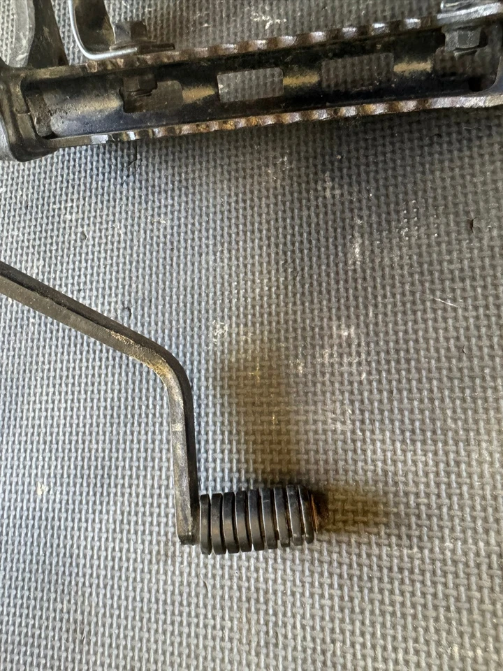 01-07 YAMAHA BIG BEAR 400 4X4 REPOSAPIÉS DELANTERO IZQUIERDO SOPORTE PALANCA DE CAMBIOS Foto 2 de 4