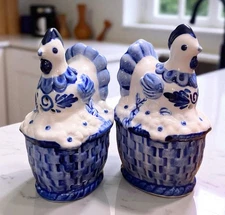 Vtg Delft Blue White Hen on Nest Salt & Pepper Shaker Hand Painted Set