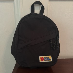 fjallraven vardag 25l mini backpack 25 Black the backpacks long zipper makes it easy to pack and unpack Fjllrven Vardag Mini Dahlia One