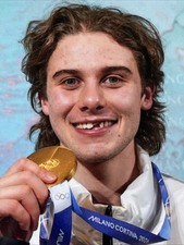 AMERICAN HOCKEY HERO “GOLD MEDAL” USA! USA! CHAMPION Player Skater SIGNED PIC