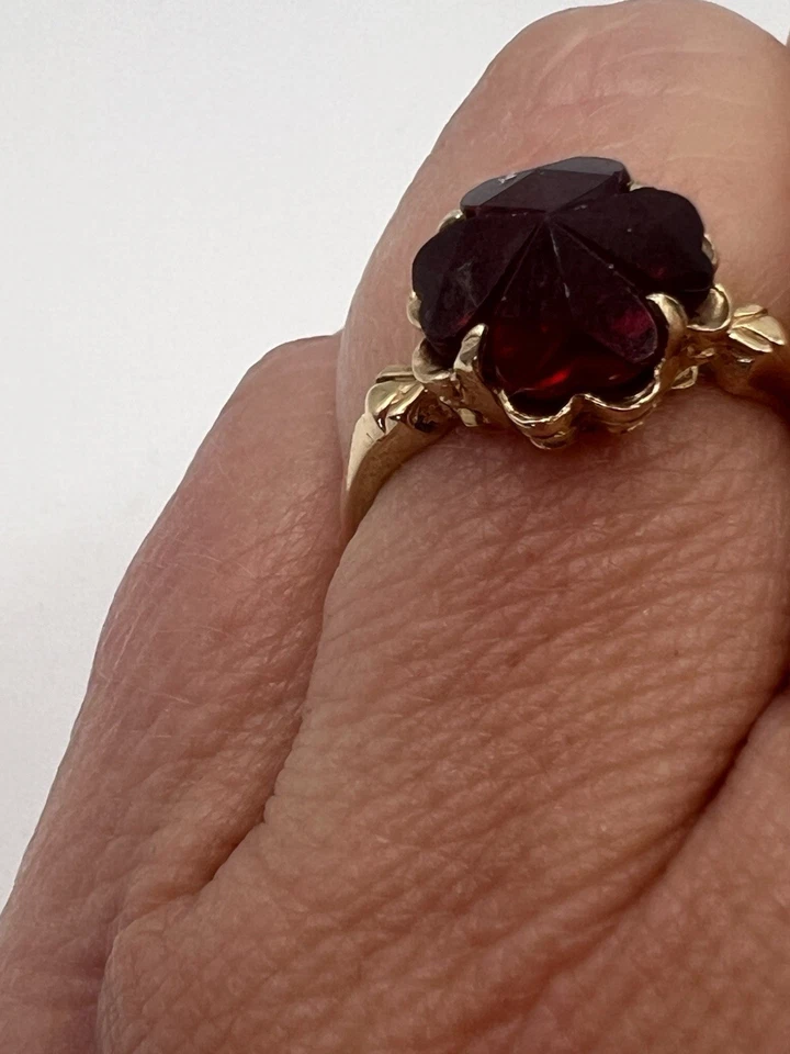 10k Gold 7.5 Carat Lab Created Ruby Clover Shaped Ring. Size 8 - Image 2 of 4