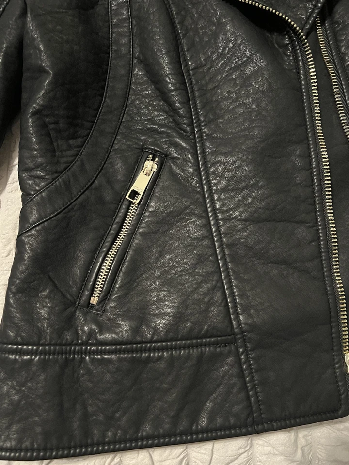 Chaqueta de motociclista Guess para mujer de cuero de cordero genuino calce ajustado; mediana Foto 4 de 4