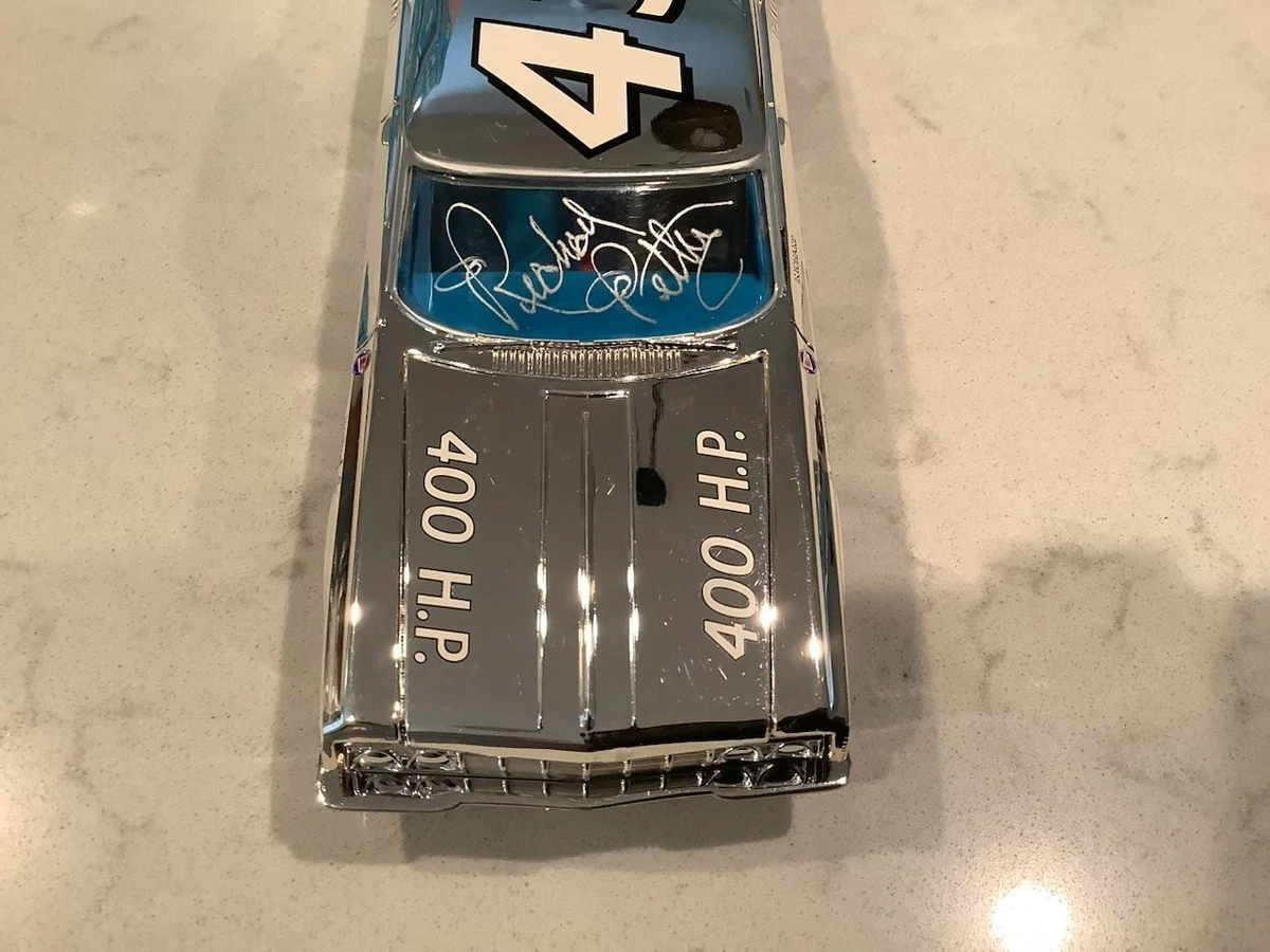 Plymouth Diecast Racing Cars Richard Petty 1964 Vehicle Year for