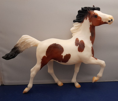 Breyer Outlaw Modellpferd Vintage Club 2024 Gamblers Choice Pinto Boxed Trad
