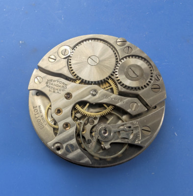 VINTAGE 10 SIZE NY STANDARD GRADE 1553 POCKET WATCH MOVEMENT RUNNING