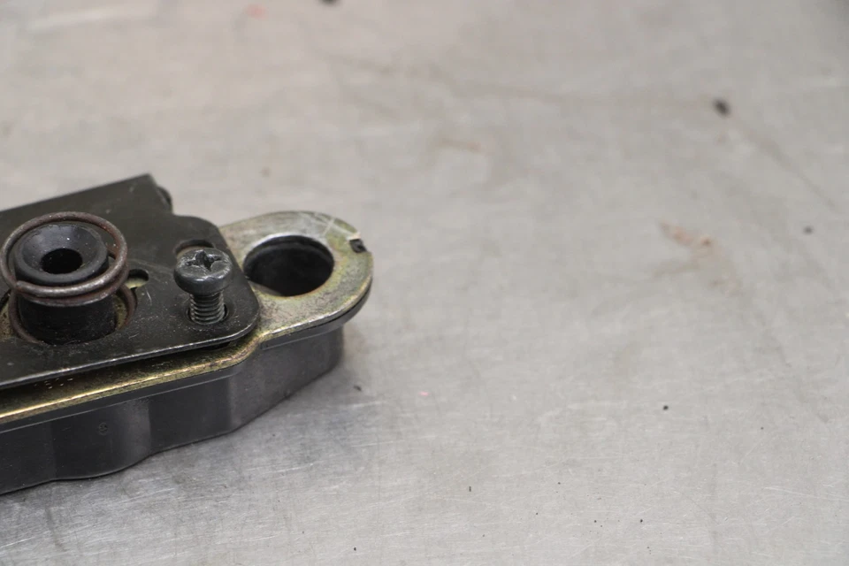 02-05 KAWASAKI ZZR1200 REAR PASSENGER SEAT LATCH LOCK ASSEMBLY - Imagem 2 de 4