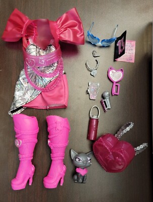 Monster High G3 Catty Noir Complete Outfit Accessories Pet Cat Amulet Microphone