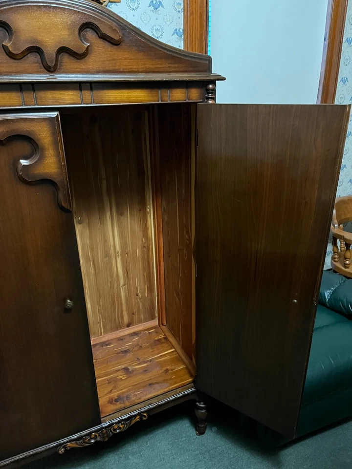 Armário muito decorativo, antigo, madeira vermelha cedro com gavetas internas - Imagem 3 de 4