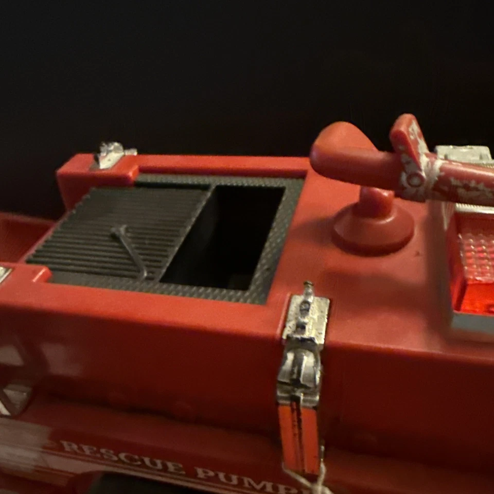 Camión de bomberos bomba de rescate Nylint Ford 9000 "Engine One" de acero prensado/juguete de plástico Foto 3 de 4