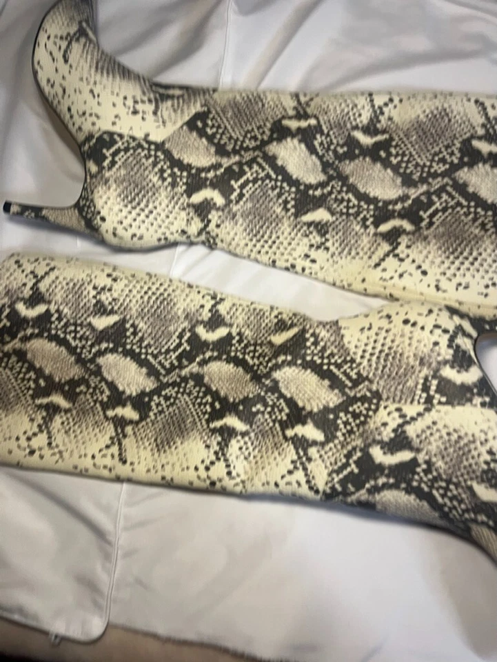 Женские сапоги до колена Steve Madden с анималистическим принтом с тиснением цвет синий змеиный заостренный носок - Изображение 3 из 3