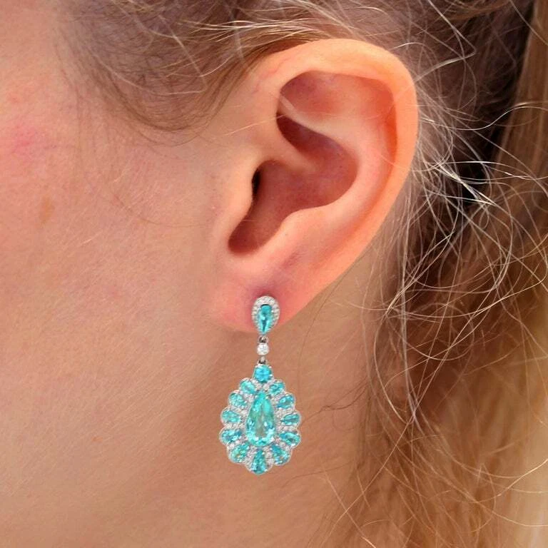 Par de pendientes colgantes de turmalina Paraiba en forma de pera y circonita cúbica de 3,11 quilates a juego de 2,59 quilates Foto 4 de 4
