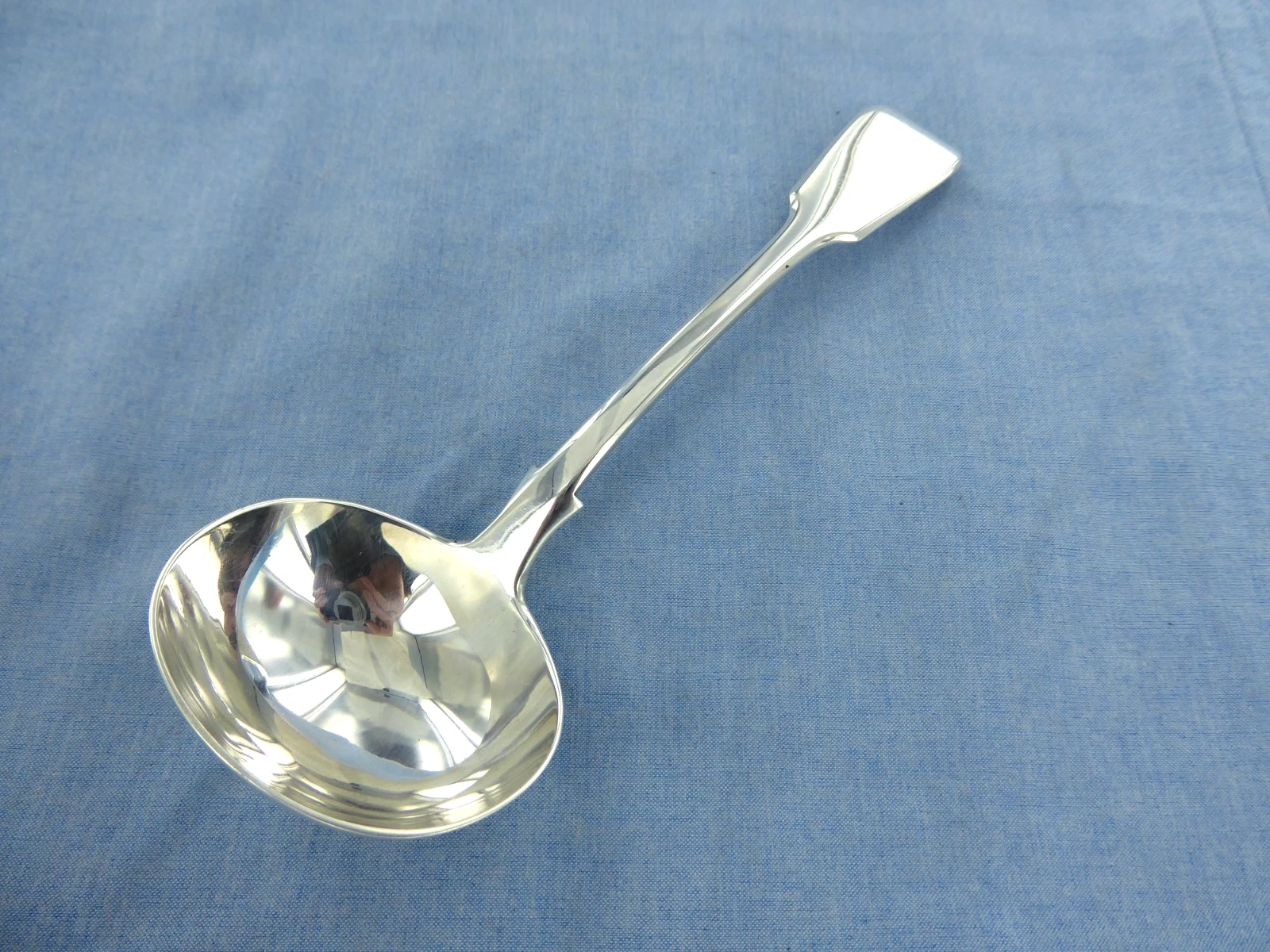 AN ANTIQUE STERLING SILVER FIDDLE BACK SAUCE LADLE LONDON 1853.