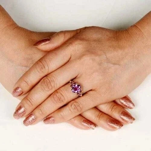 Anillo de boda solitario de amatista creado en laboratorio de corte ovalado de 2,20 quilates enchapado en oro rosa de 14 quilates Foto 3 de 4