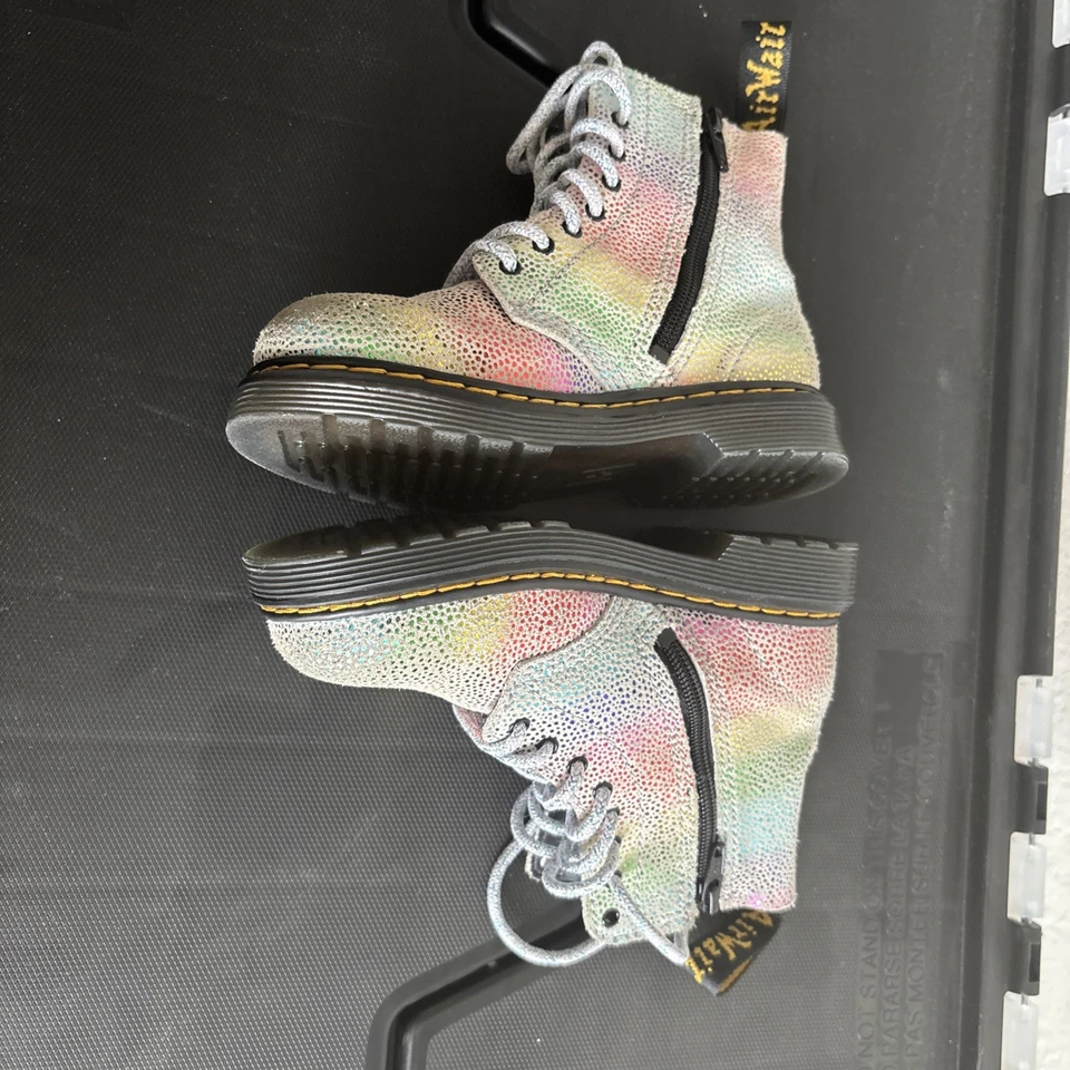 Botas con cordones Dr. Martens para niños pequeños 1460 Pascal iridiscentes talla 7 Foto 2 de 4