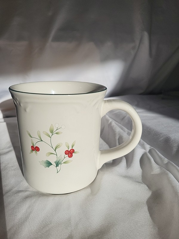 Pfaltzgraff Winterberry Coffee Tea Mug Christmas Holly Berries 3.78" Tall