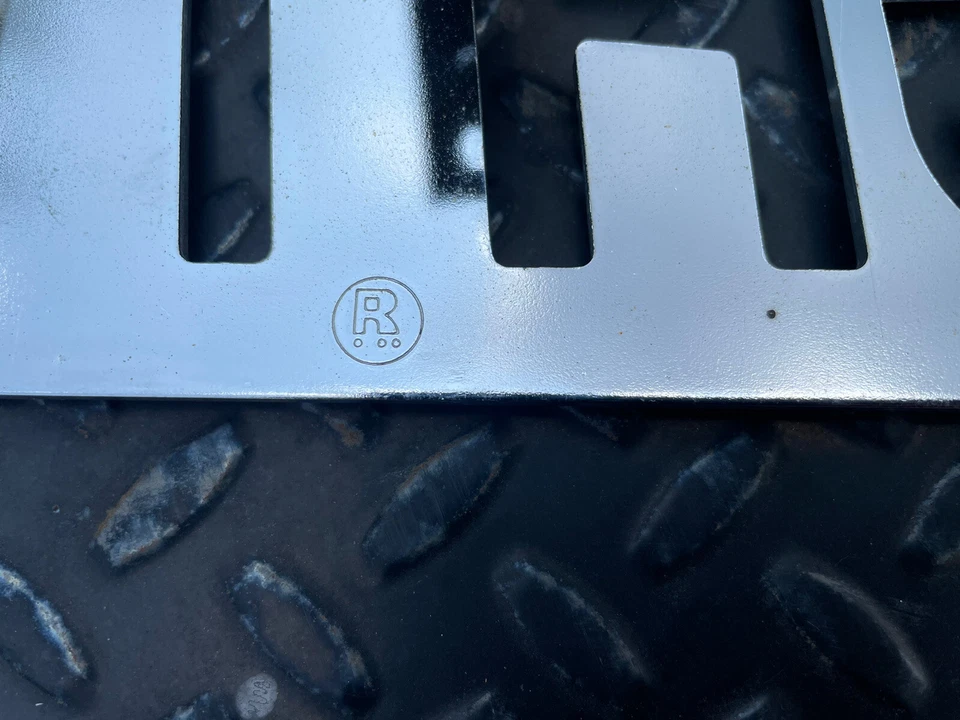 Emblema de parrilla delantera cromada FREIGHTLINER - Accesorio de 3 pernos - Foto 4 de 4