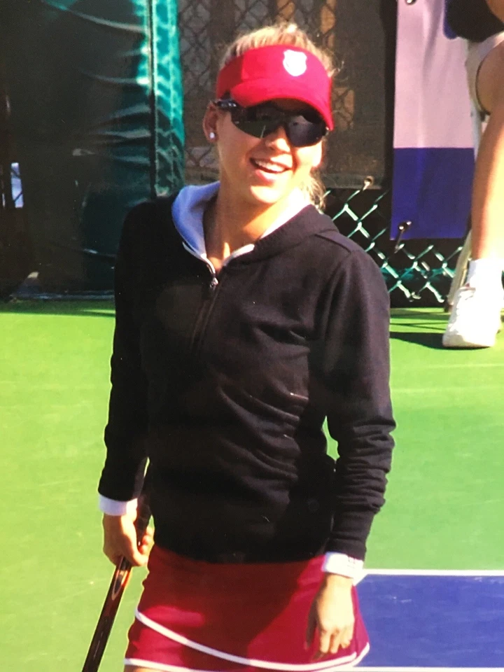 Anna Kournikova Smiling Candid 8x10 Color Photograph 2009 Charity Tennis Event - Image 2 of 3