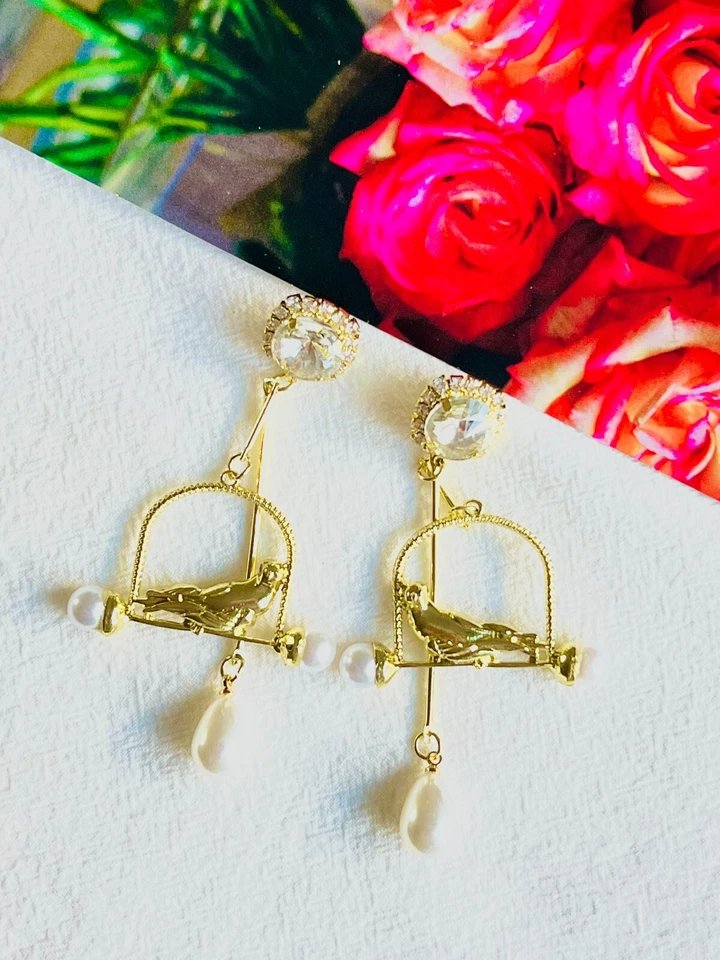 Pendientes perforados de oro para mujeres Foto 2 de 4