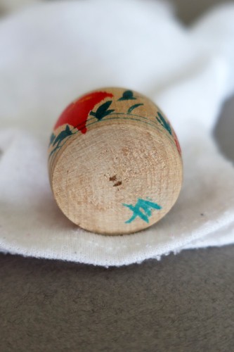 Small Japanese Ejiko kokeshi wood doll by Kazunari Takahashi - Picture 6 of 7