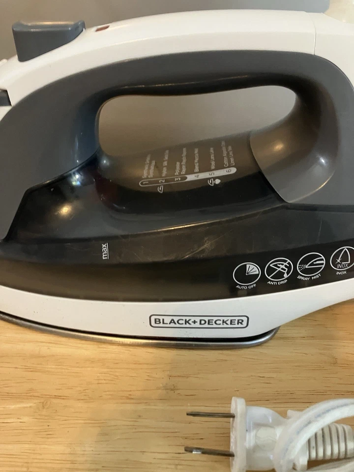 Black and Decker Light N Easy Steam and Dry Iron Vintage Model IR 1020S Tested - Image 2 of 4