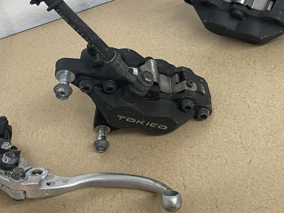 Pinza de freno delantera izquierda y derecha Suzuki GSXR 600 1996-2000 con cilindro maestro Foto 2 de 4