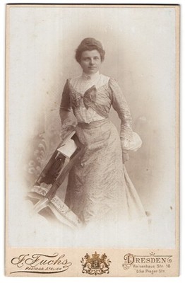 Fotografie J. Fuchs, Dresden, Waisenhaus Strasse 16, Portrait hübsch gekleidete 