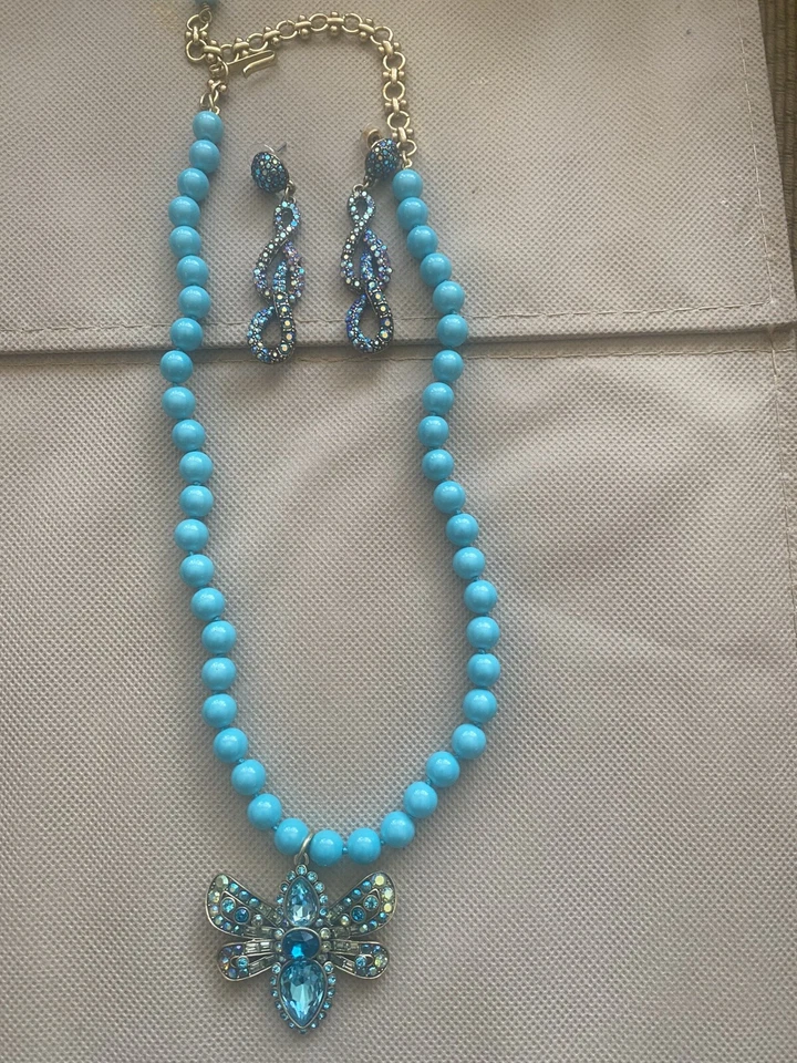 PENDIENTES HEIDI DAUS DULCE AZUL CRISTAL MARIPOSA Y 2” GOTA PRECIOSOS🦋 Foto 3 de 4