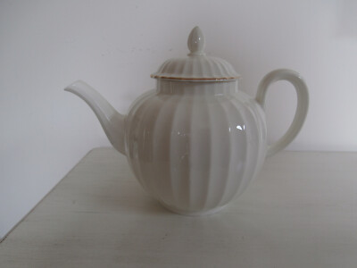 ROYAL WORCESTER STRATHMORE SECONDS WARE CREME BONE CHINA GERIPPTE TEEKANNE 2,5 STIFTE