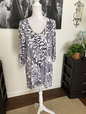 Clara Sun Woo women s floral pullover stretch tunic top V neck Sz M gray/white
