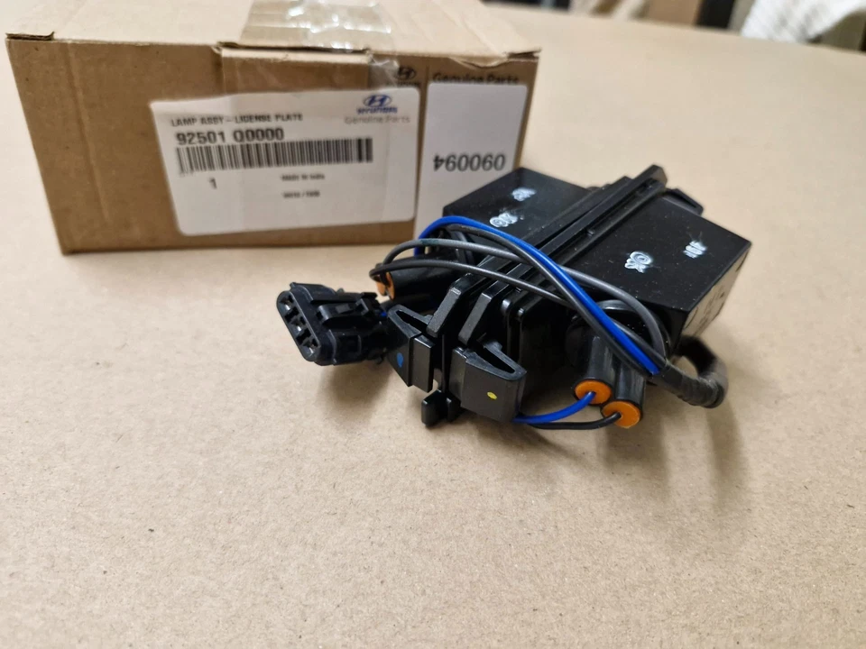 Hyundai i20 MK3 Rear Bumper Number Plate Light Set 92501Q0000 2021-on Genuine - Image 2 of 4