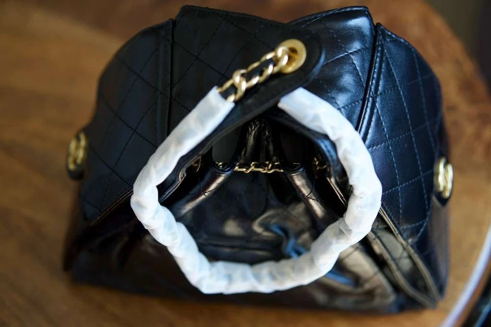 Bolso de Hombro Chanel 25 Hobo Acolchado Negro Cuero Engrasado - Herrajes Dorados Foto 3 de 4