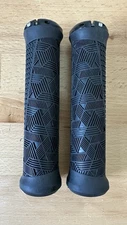 Single Clamp Locking Bicycle MTB Handlebar Grips Black Geometric Design