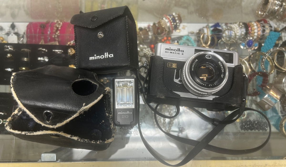 Minolta Hi-Matic E 35mm film rangefinder camera 40mm Lens w