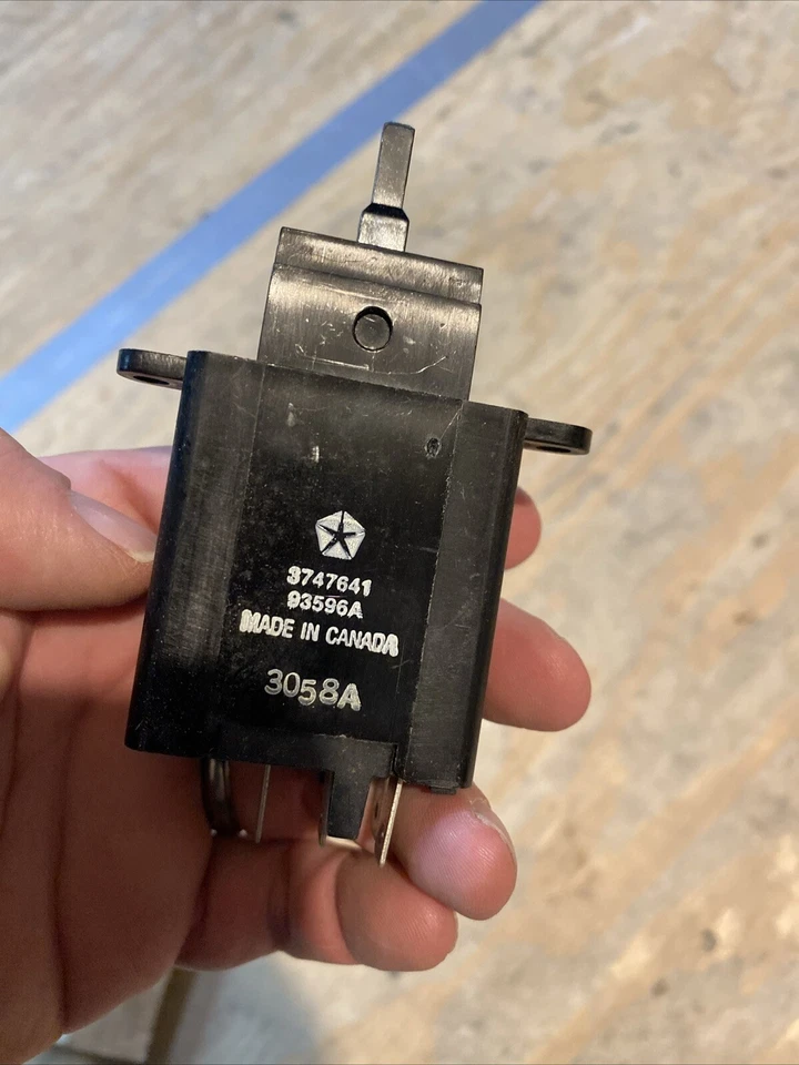 Interruptor desempañador trasero NOSMopar 3747641 1980-1988 Chrysler LeBaron, diplomático Foto 4 de 4