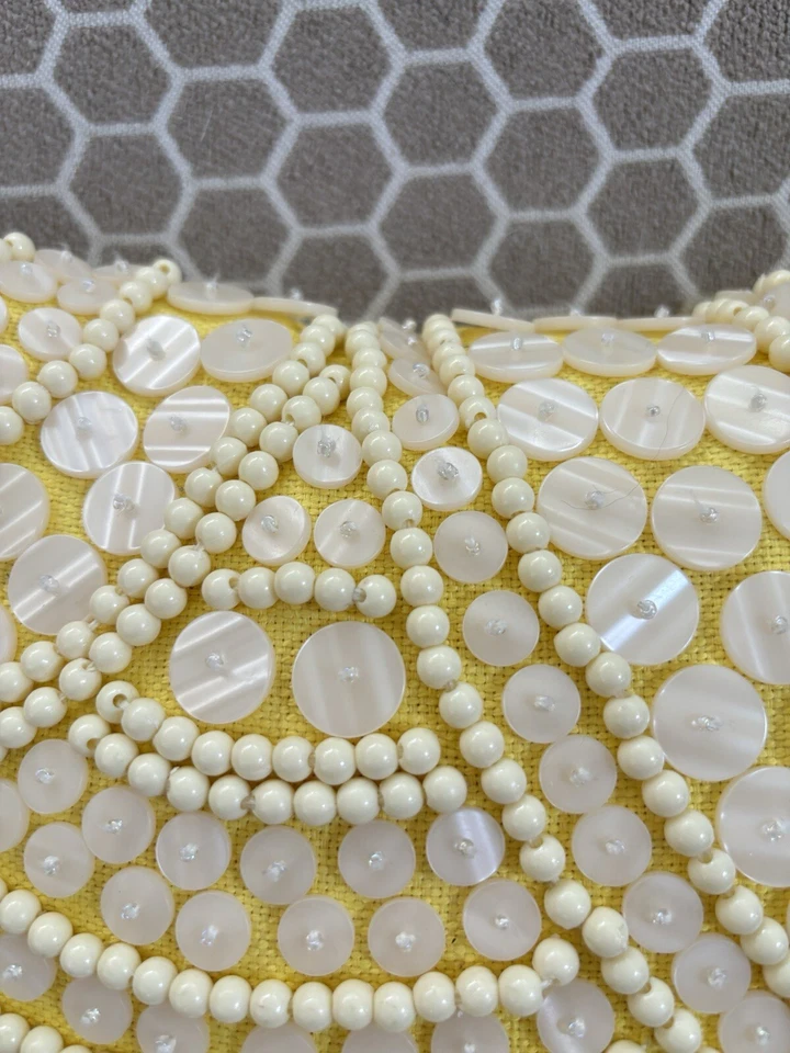 亮黄色枕头几何设计白色纽扣和珠方形 11 英寸 x 11 英寸 — 第 3/4 张图片