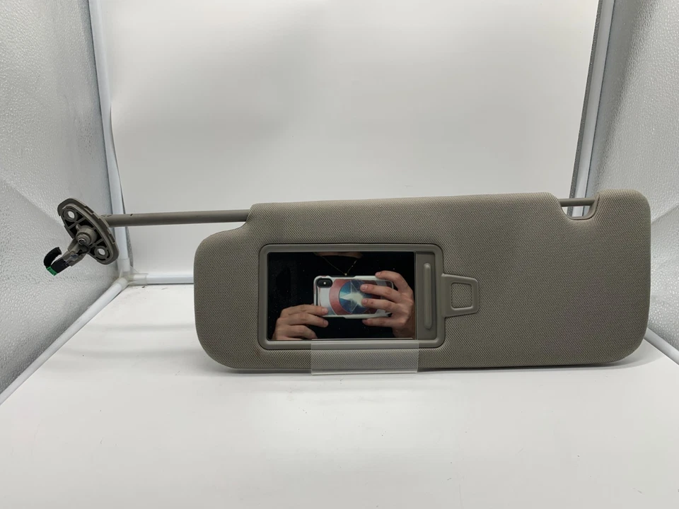 Parasol para conductor Kia Sedona 2015-2020 bronceado OEM C01B50012 Foto 2 de 4