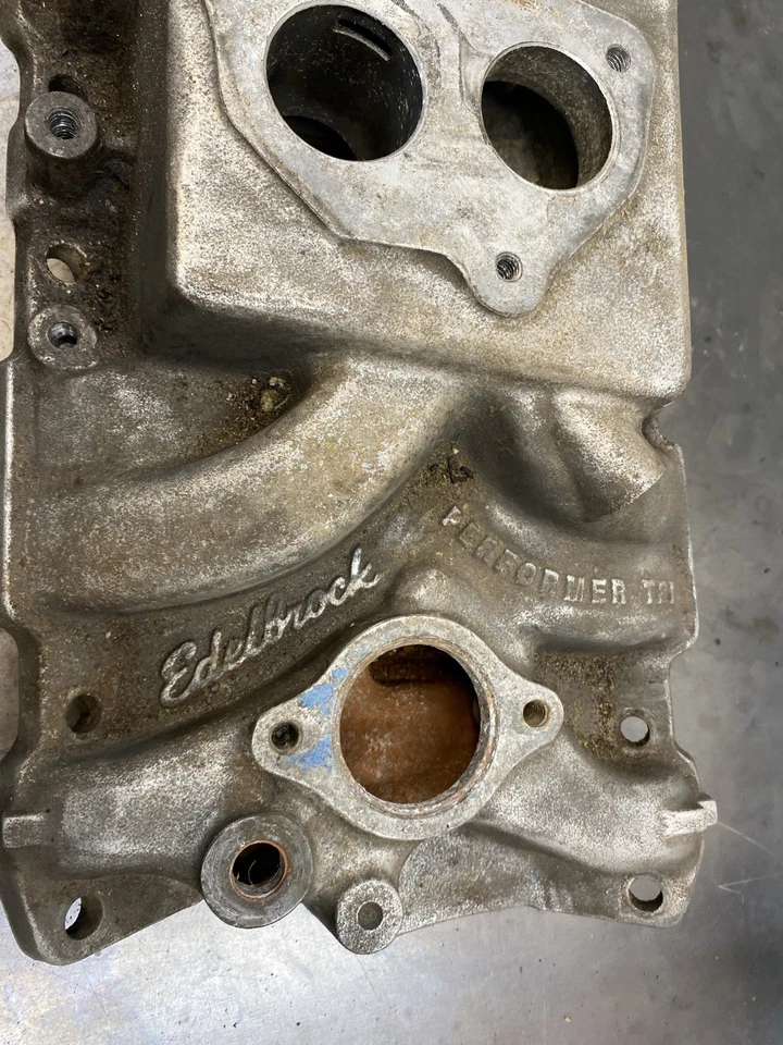Colector Edelbrock 3704 Performer TBI aluminio 305/350 SBC 1987-95 Chevy/GMC Foto 3 de 4