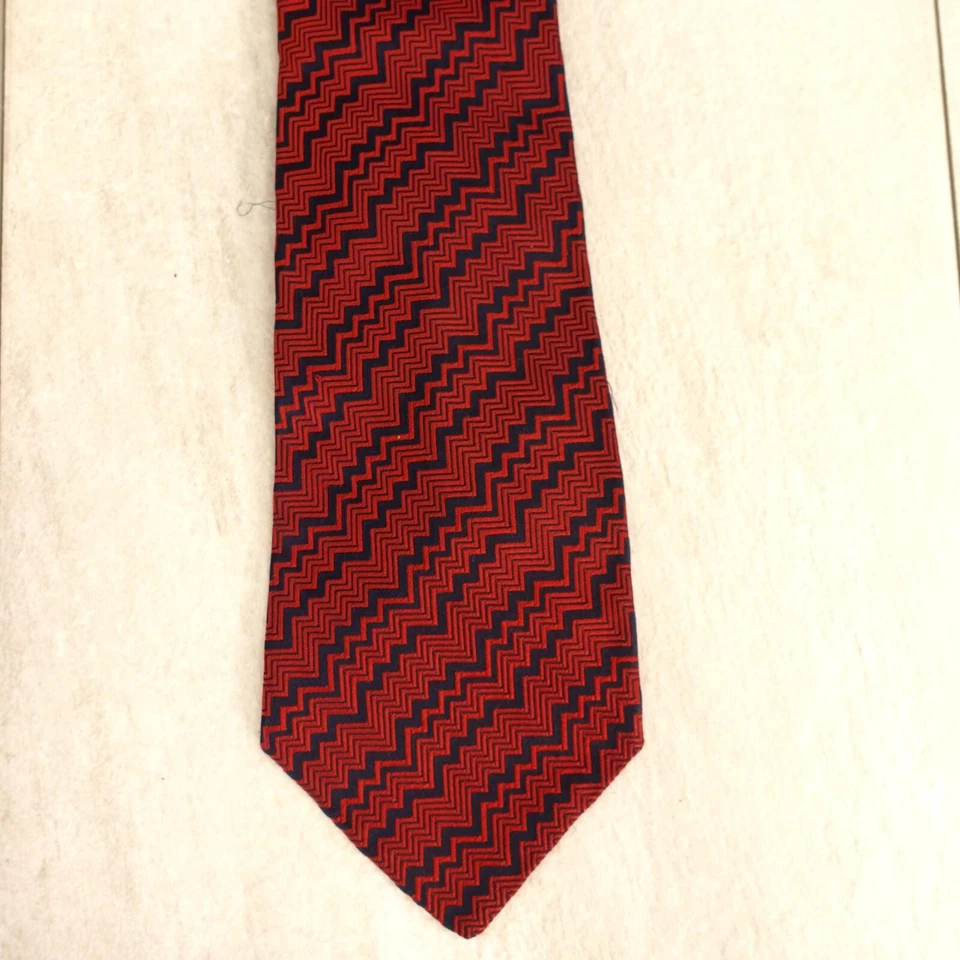 Gravata masculina YVES SAINT LAURENT vermelha azul chevron listra seda luxo asteca larga - Imagem 2 de 4