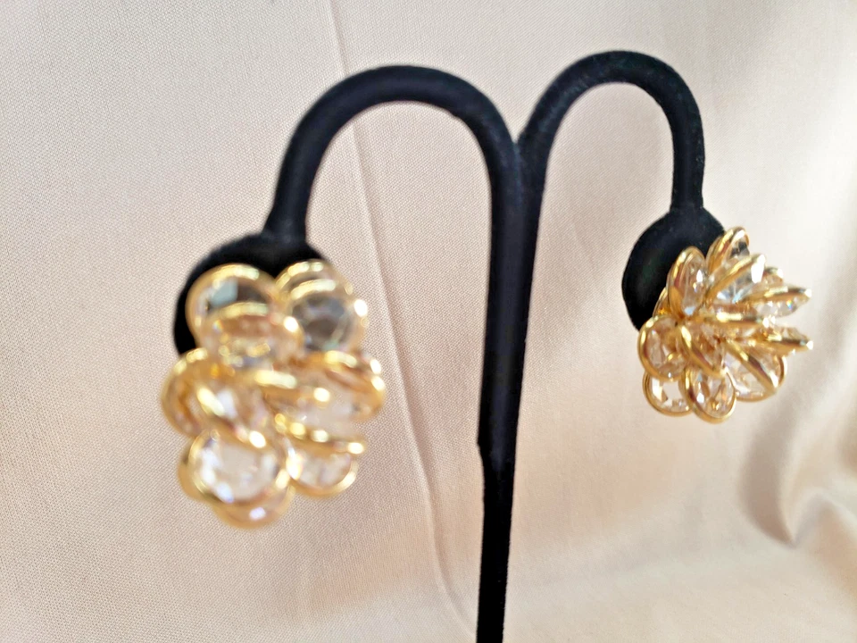 Pendientes de clip con racimo de bisel de cristal con logotipo de cisne de Swarovski Foto 3 de 4