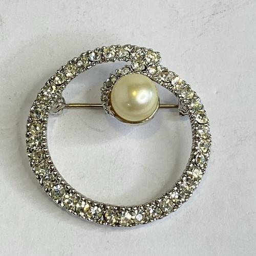 Marvella Circle Brooch Rhinestone Faux Pearl Silver Tone Vintage Jewelry - Picture 3 of 9