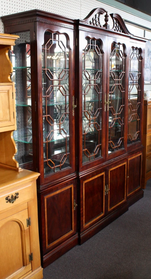 Gabinete Chippendale chino de Thomasville puertas de vidrio calado frontón perforado Foto 4 de 4