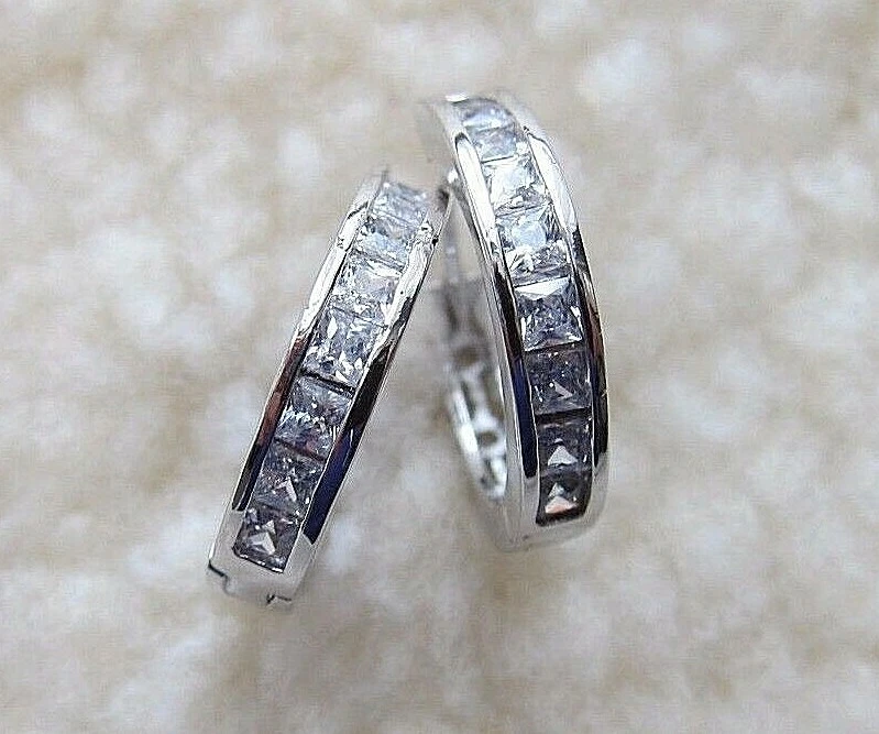 Pendientes de aros rellenos de oro blanco de 18 K con CZ - varios tamaños y unisex. Foto 3 de 4