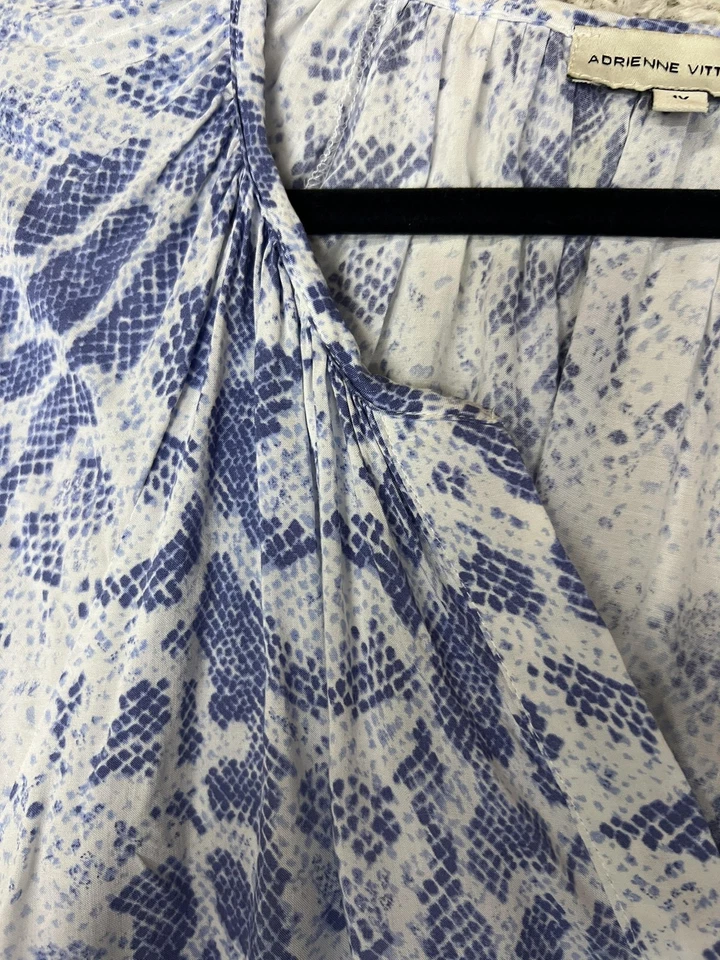 Blusa Adrienne Vittadini para mujer 1X azul blanco estampado de serpiente rayón top ligero Foto 4 de 4