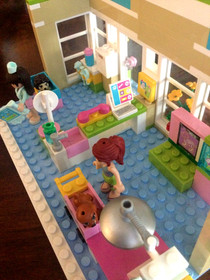 LEGO FRIENDS: Heartlake Vet (3188) W/INSTRUCTIONAL MANUAL 100% COMPLETE